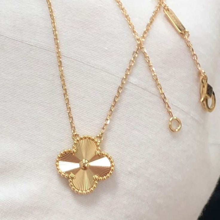 CLOVER NECKLACE