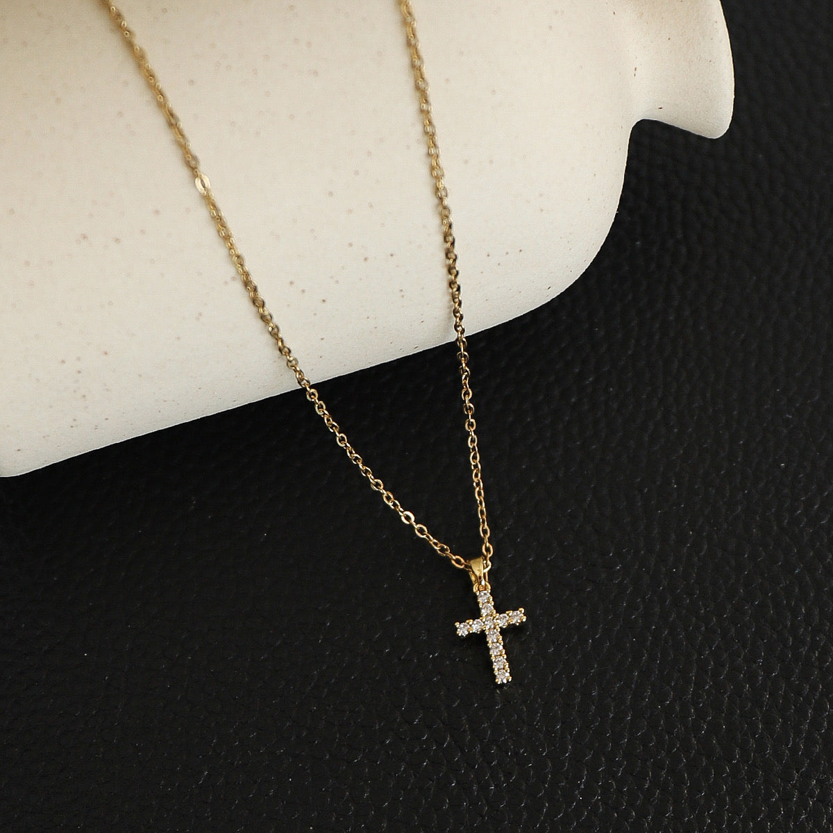 GLITS CROSS NECKLACE